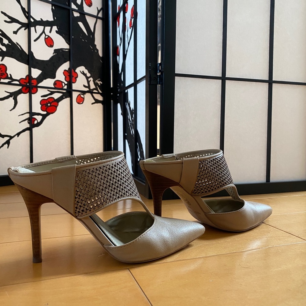 Ladies heeled open back shoe